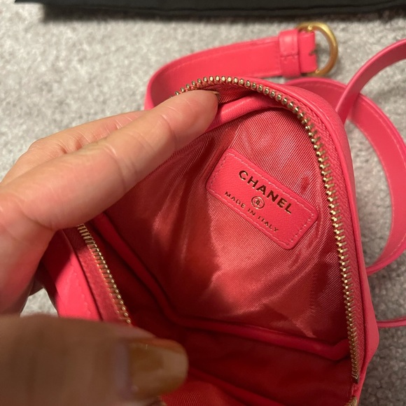 *SOLD* Chanel diamond belt bag/coin purse - Picture 2 of 3